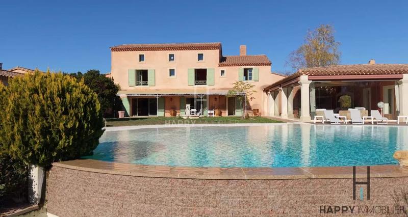 Propriété - 421 m² - 10 pièces