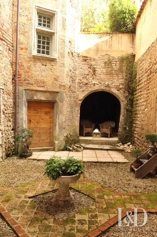 Maison - 439 m² - 10 pièces