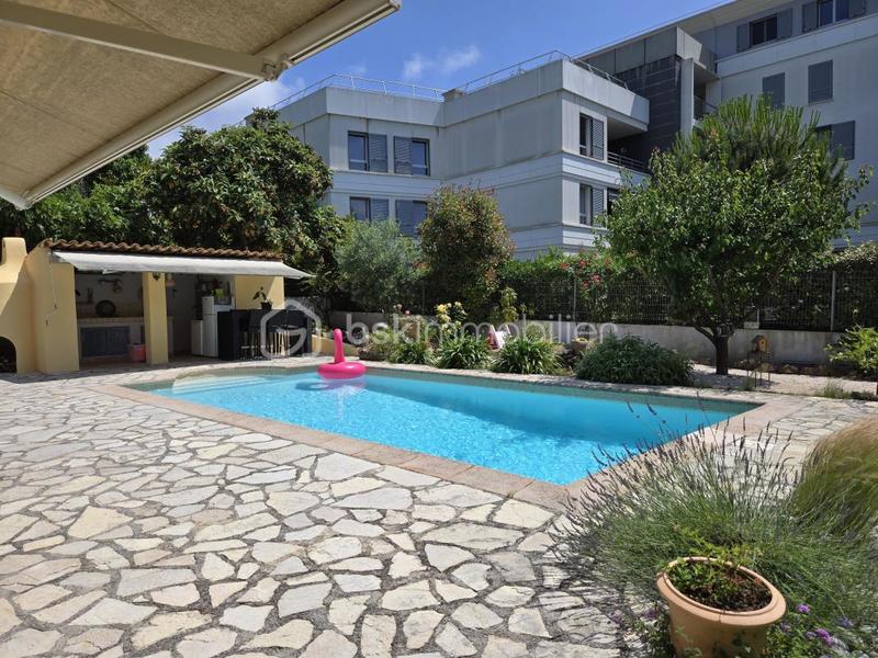 Villa - 300 m² - 8 pièces