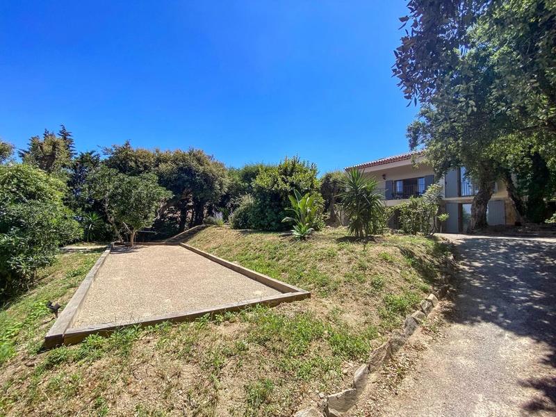 Maison - 220 m² - 6 pièces