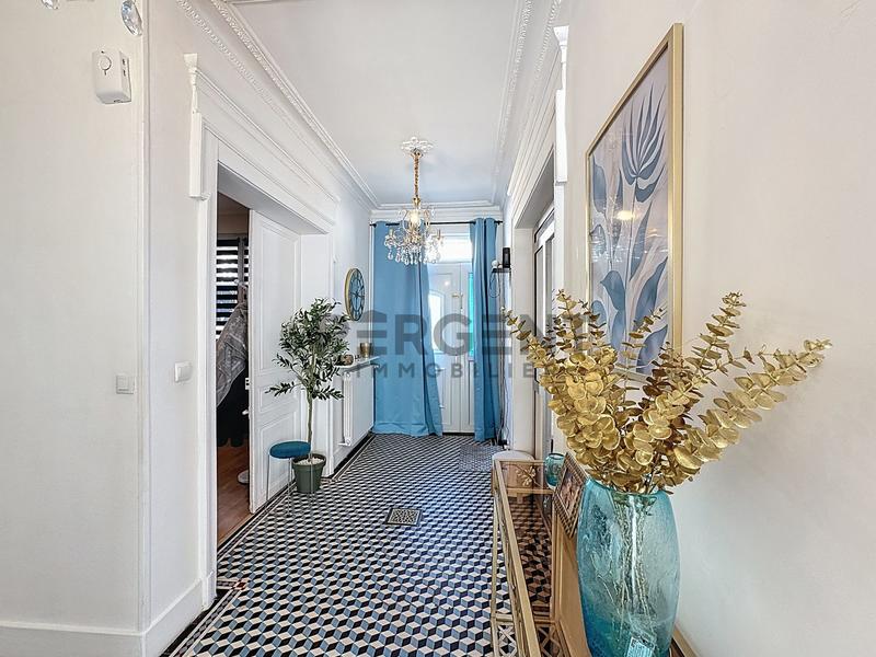 Maison - 211 m² - 10 pièces