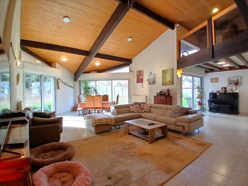 Maison - 384 m² - 11 pièces