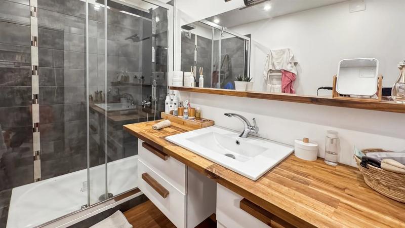 Maison - 240 m² - 6 pièces