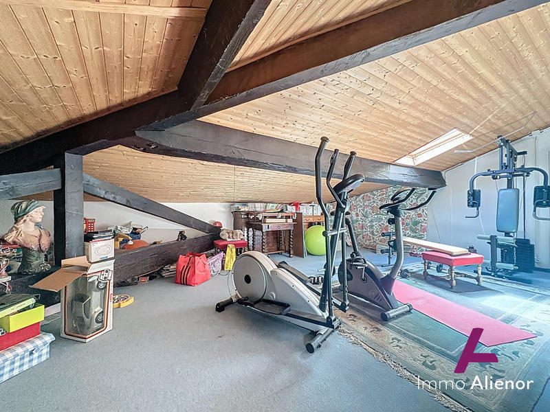 Maison - 221 m² - 8 pièces