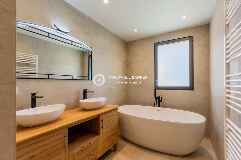 Maison - 270 m² - 5 pièces