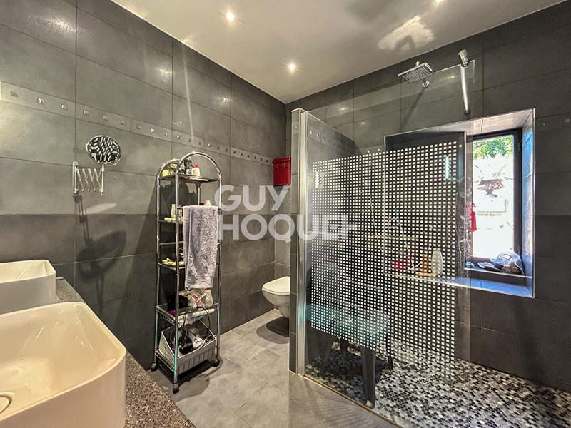 Maison - 270 m² - 10 pièces