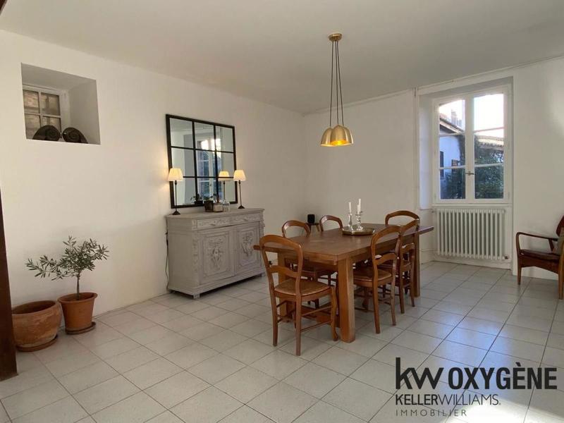 Maison - 220 m² - 6 pièces