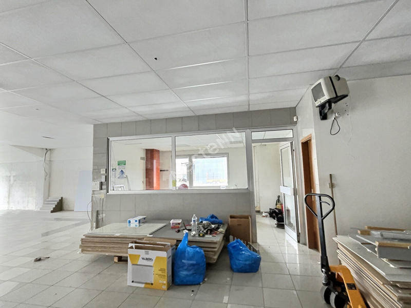 Local commercial - 1 920 m²