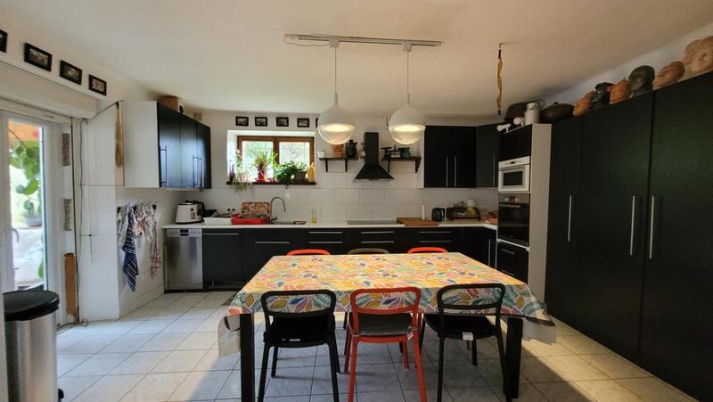 Propriété - 250 m² - 8 pièces