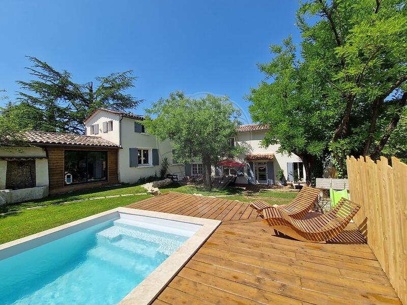 Maison - 217 m² - 9 pièces