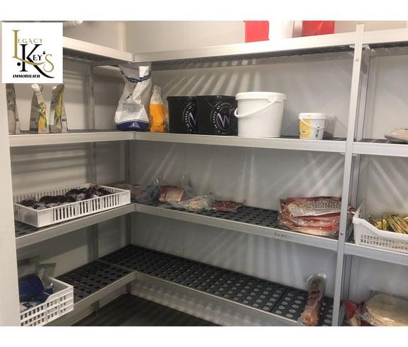 Local commercial - 250 m² - 15 pièces