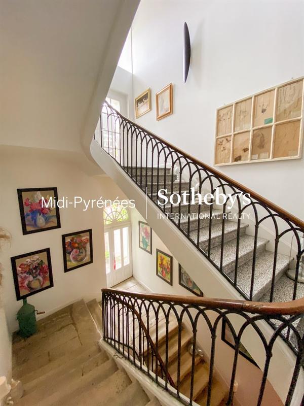 Maison - 465 m² - 10 pièces