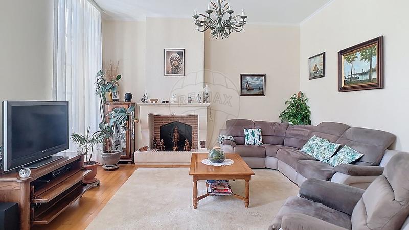 Maison - 275 m² - 9 pièces