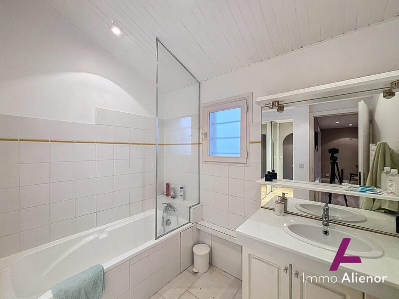 Maison traditionnelle - 220 m² - 9 pièces