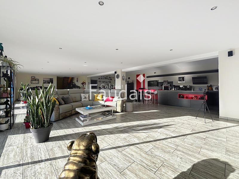 Maison - 246 m² - 8 pièces