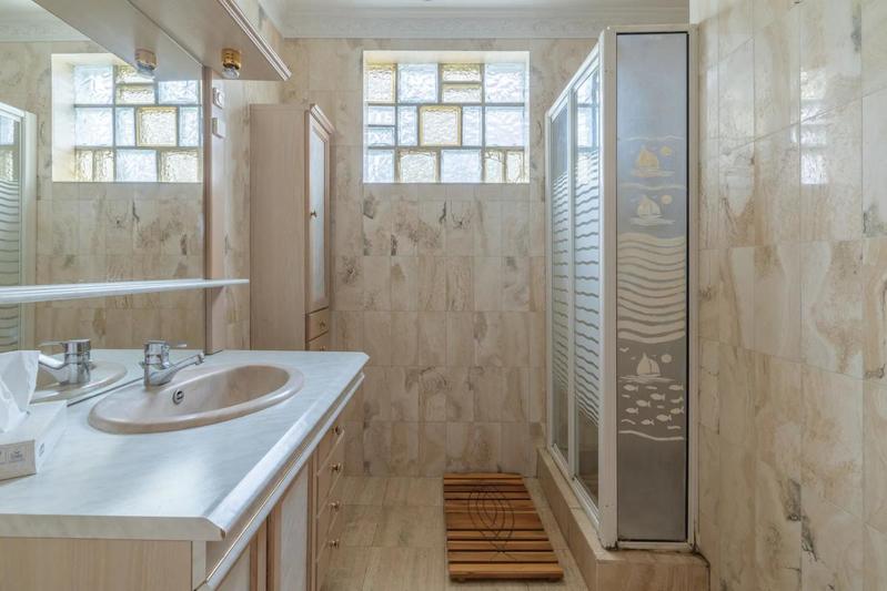 Maison - 240 m² - 8 pièces