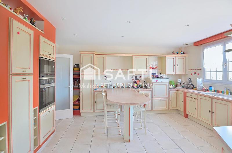 Villa - 208 m² - 9 pièces