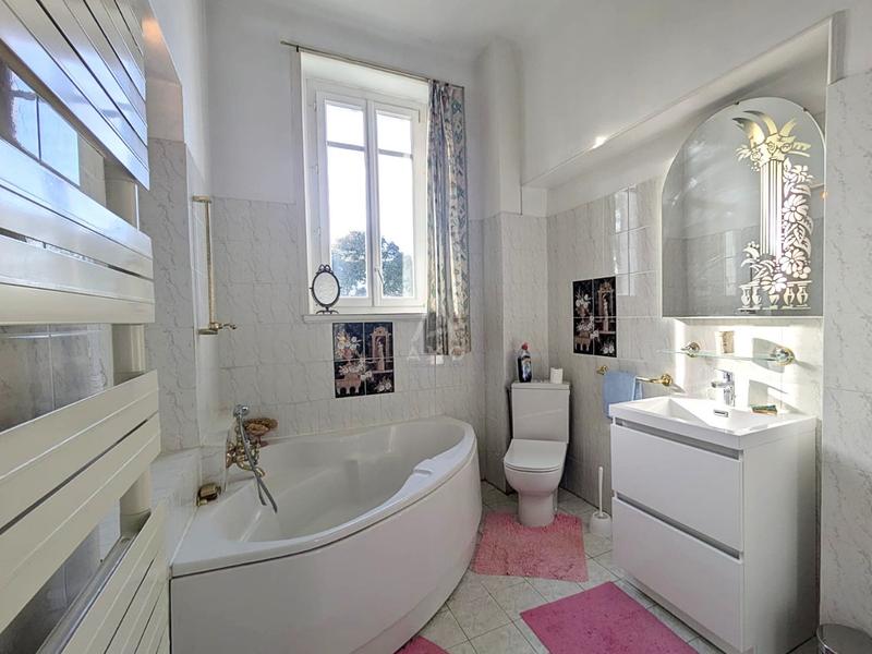 Maison - 284 m² - 13 pièces