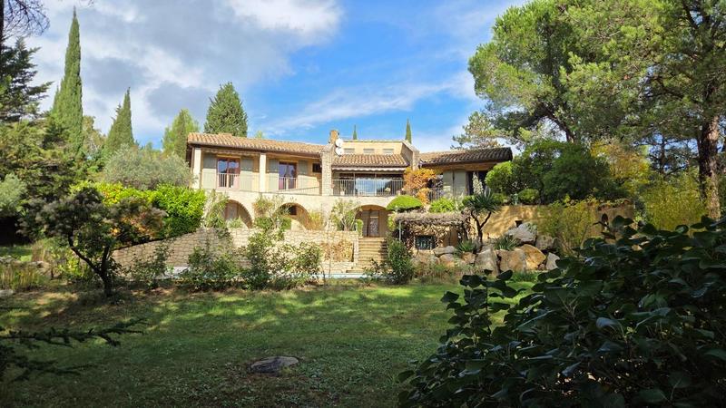 Maison - 218 m² - 7 pièces