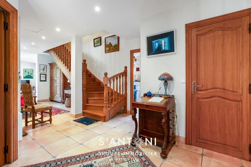 Maison - 202 m² - 8 pièces