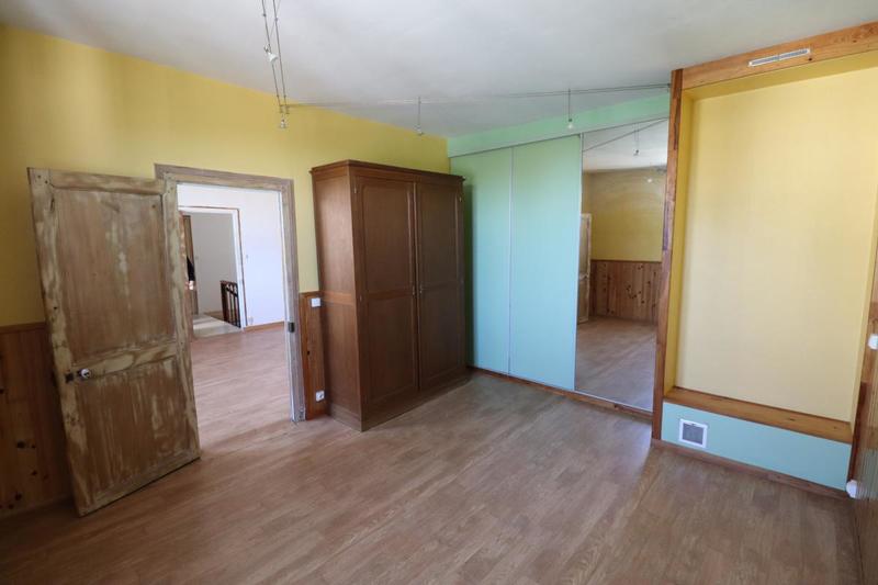 Maison - 247 m² - 11 pièces