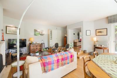 Propriété - 234 m² - 9 pièces