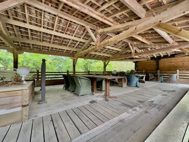 Maison - 1 700 m² - 45 pièces