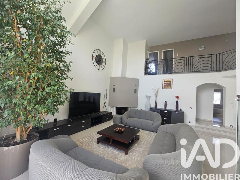 Maison - 211 m² - 8 pièces