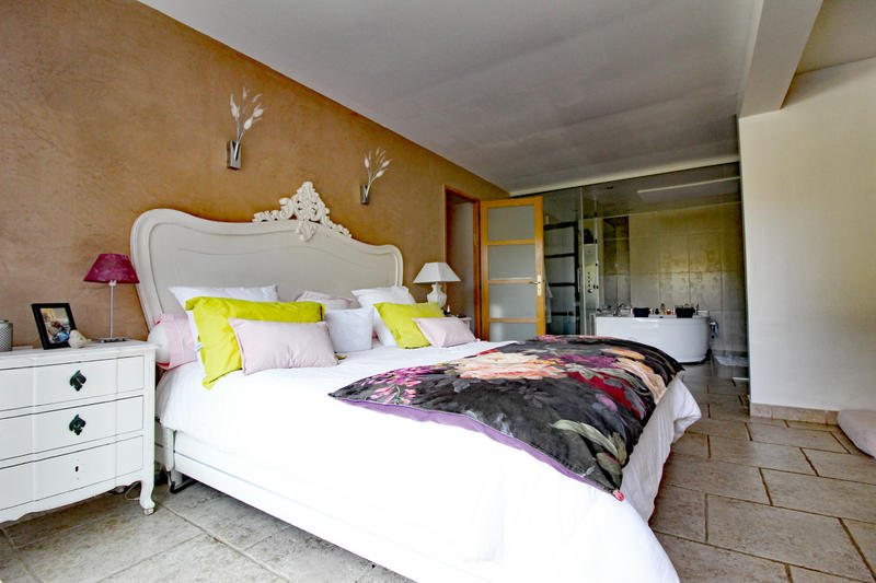 Maison - 325 m² - 9 pièces