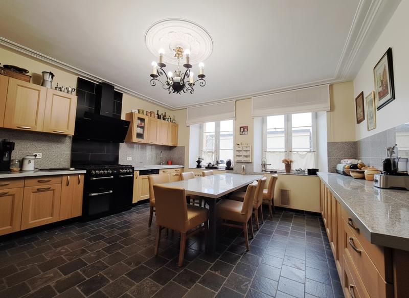Maison - 213 m² - 10 pièces