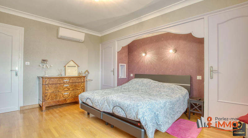 Maison traditionnelle - 268 m² - 10 pièces