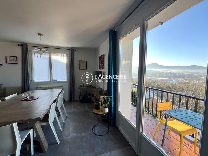 Maison - 250 m² - 8 pièces