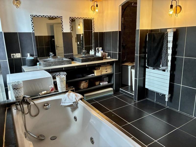 Maison en pierre - 216 m² - 8 pièces