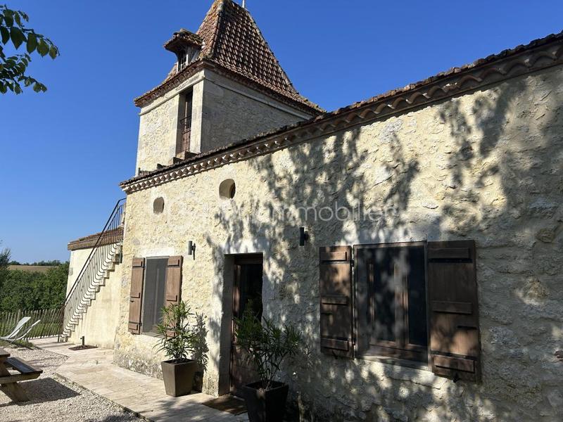 Propriété - 885 m² - 22 pièces