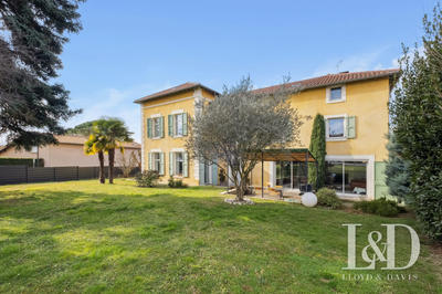 Maison - 280 m² - 9 pièces