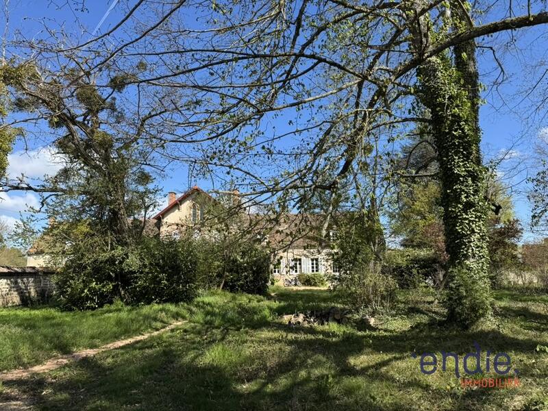 Maison - 270 m² - 9 pièces