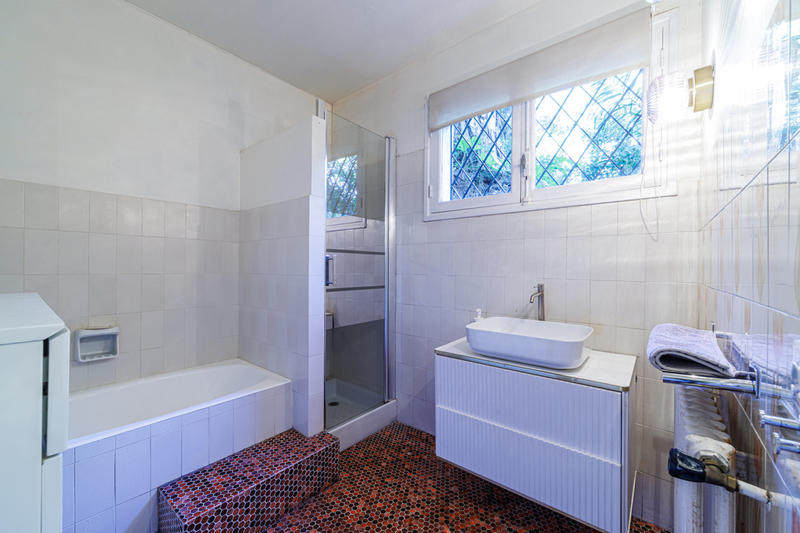 Maison - 220 m² - 7 pièces