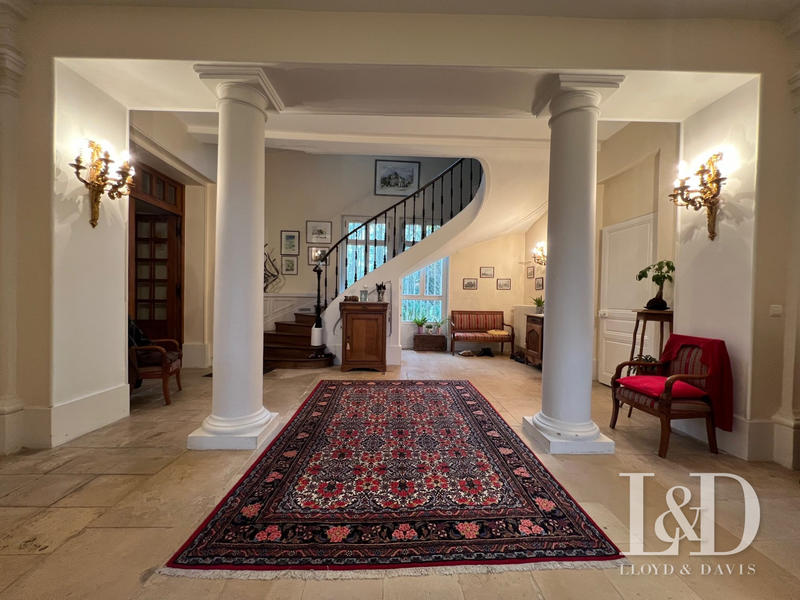 Maison - 710 m² - 15 pièces