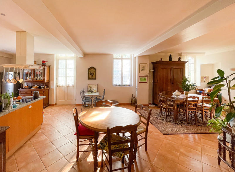 Maison - 585 m² - 10 pièces