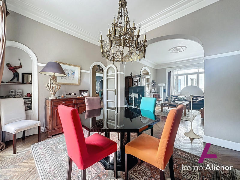 Maison - 221 m² - 8 pièces