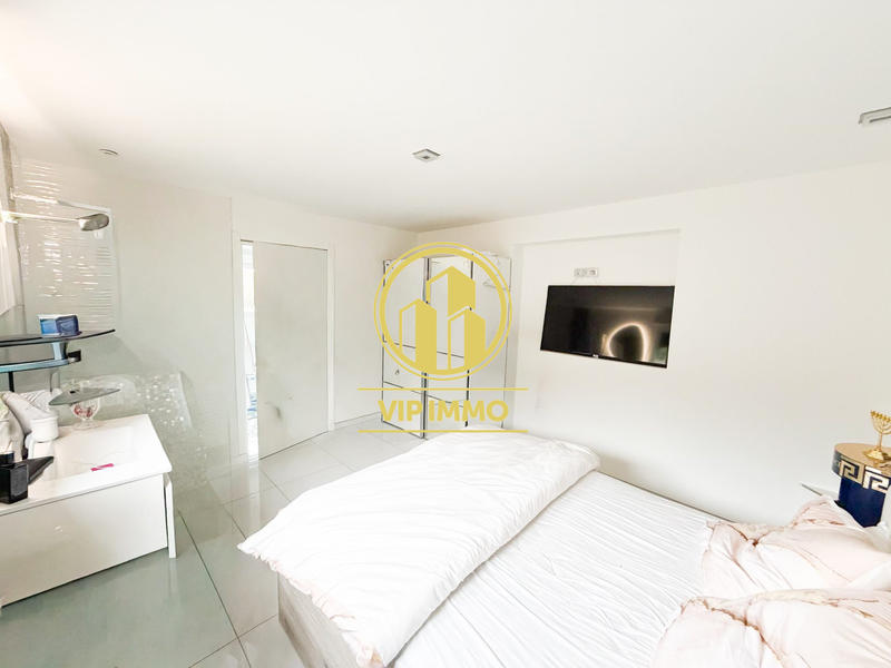 Maison - 220 m² - 10 pièces