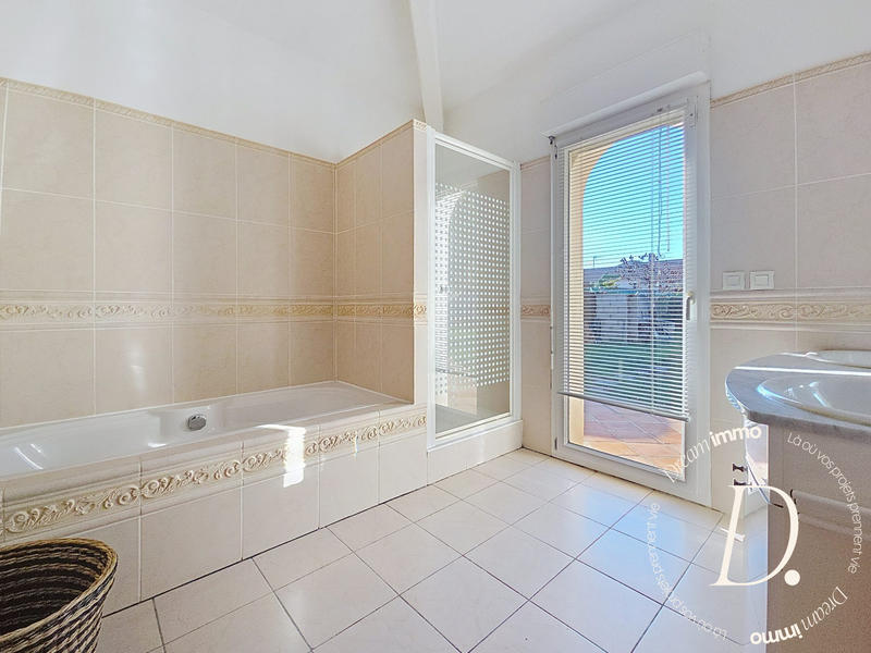 Villa - 270 m² - 8 pièces