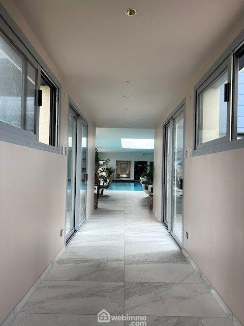 Maison - 730 m² - 10 pièces