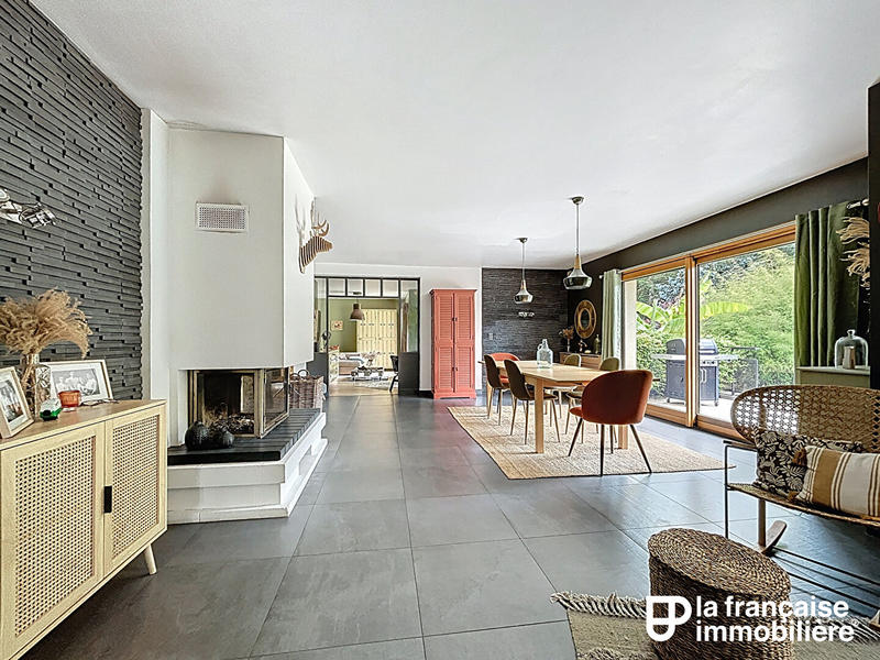 Maison - 230 m² - 8 pièces