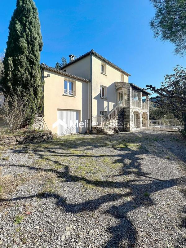 Maison - 185 m² - 8 pièces