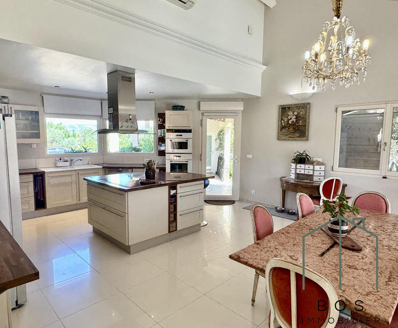 Villa - 297 m² - 6 pièces