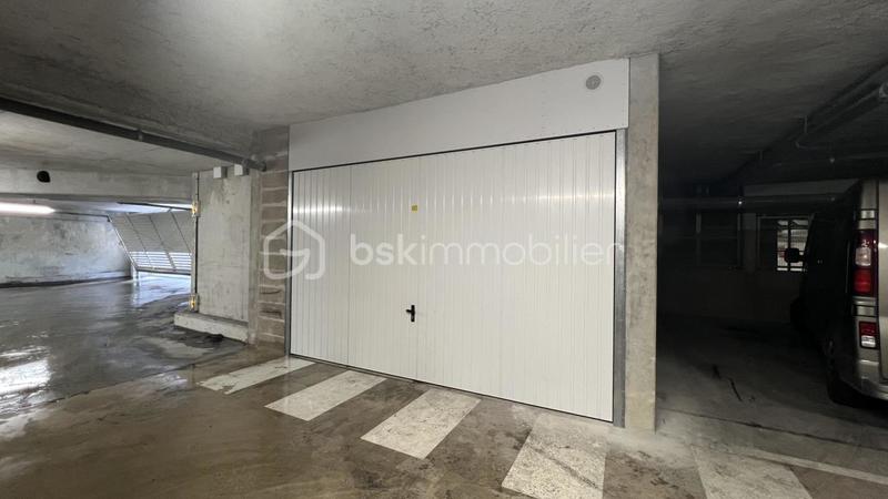 Parking / Garage - 167 m²