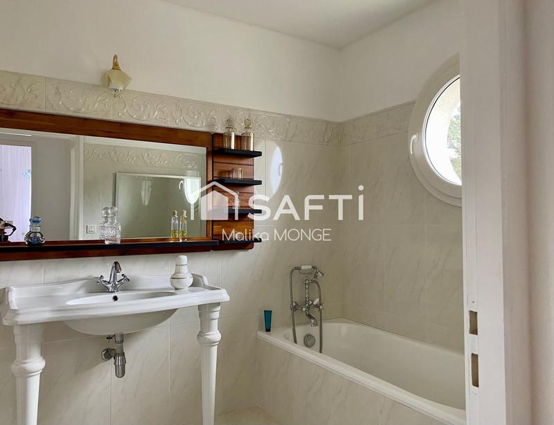 Maison - 208 m² - 6 pièces