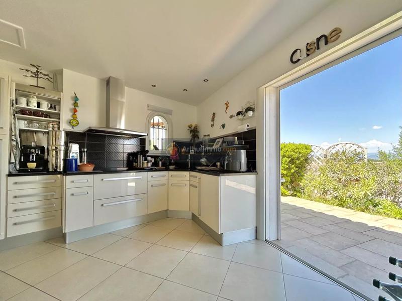 Maison - 220 m² - 6 pièces