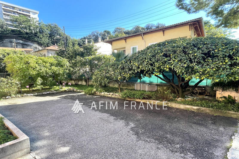 Maison - 212 m² - 7 pièces